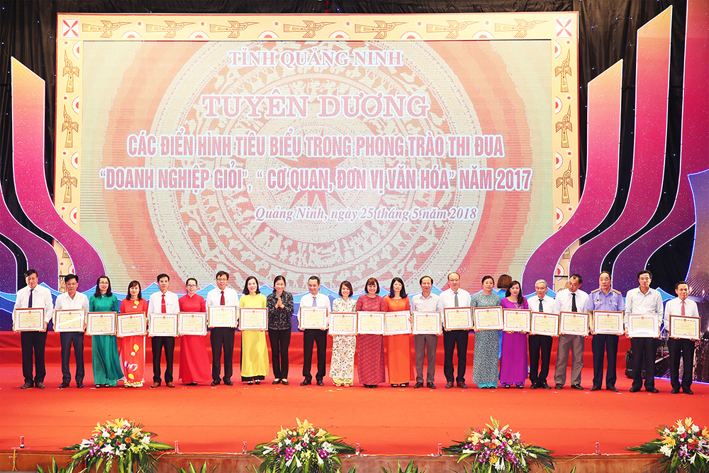 Đồng chí Đỗ Thị Hoàng, Phó Bí thư Thường trực Tỉnh ủy trao bằng khen của UBND tỉnh cho các tập thể tiêu biểu, xuất sắc.