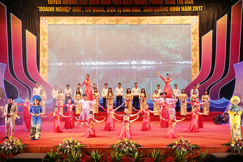 Chương trình văn nghệ chào mừng tại lễ tuyên dương.