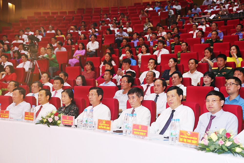 Các đồng chí lãnh đạo tỉnh Quảng Ninh và LĐLĐ Việt Nam dự lễ tuyên dương.