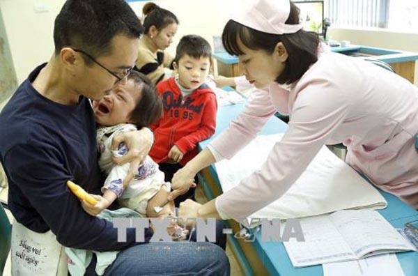 Bộ Y tế thông tin về tình hình phản ứng sau tiêm chủng. Ảnh: TTXVN