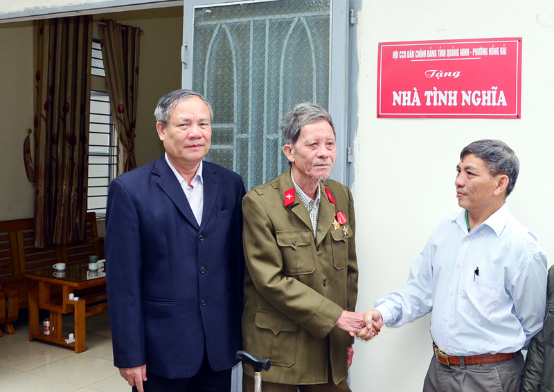 CCB Khối các cơ quan tỉnh đến thăm hỏi, động viên CCB Nguyễn Đình Phú, bị nhiễm chất độc da cam, ở tổ 1, khu 7A, phường Hồng Hải, TP Hạ Long.