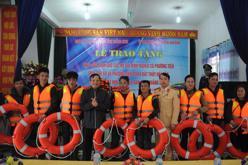 Ban ATGT tỉnh trao tặng áo phao cho các ngư dân
