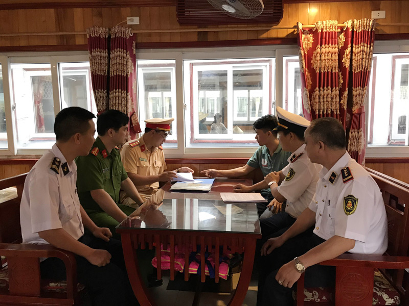 Lực lượng công an và cảng vụ đường thủy nội địa kiểm tra công tác an toàn trên tàu vận chuyển khách du lịch đi tham quan Vịnh Hạ Long 