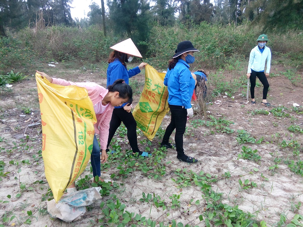 ĐVTN Vân Đồn vệ sinh môi trường biển tại bãi biển dọn dẹp rác thải khu vực bãi biển Ngọc Vừng