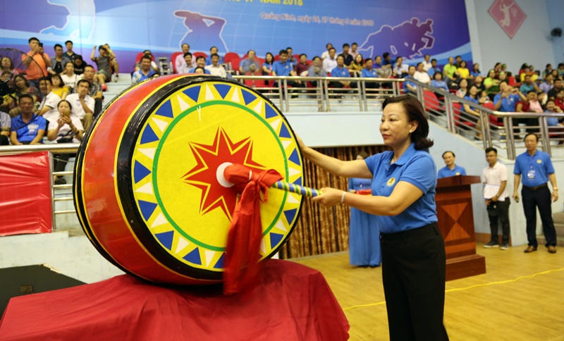 Đồng chí Vũ Thị Thu Thủy, Phó Chủ tịch UBND tỉnh gõ trống khai mạc Ngày hội Văn hóa Thể thao CNVC-LĐ lần thứ VI, năm 2018.