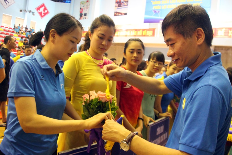 Phó Chủ tịch Tổng LĐLĐ Việt Nam Trần Văn Thuật tặng hoa chúc mừng các đoàn tham dự Ngày hội Văn hóa thể thao CNVC-LĐ lần thứ VI, năm 2018.