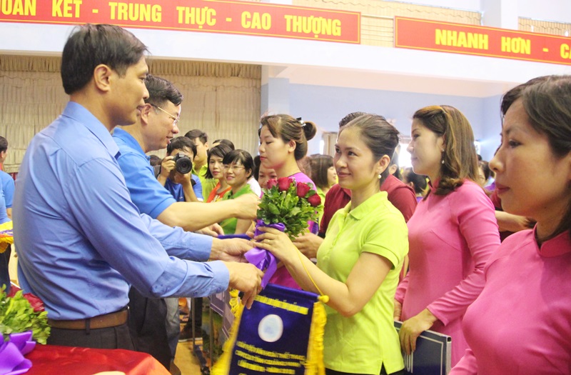 Lãnh đạo Ban Dân vận Tỉnh ủy và UBND tỉnh tặng hoa chúc mừng các đoàn và vận động viên tham dự các môn thi đấu Ngày hội văn hóa thể thao CNVC-LĐ lần thứ VI, năm 2018.