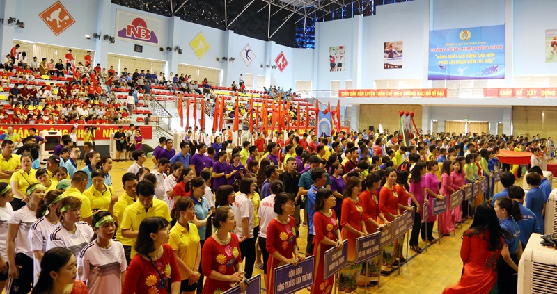 Quang cảnh khai mạc Ngay hội Văn hóa Thể thao CNVC-LĐ Quảng Ninh lần thứ VI, năm 2018 tại Nhà thi đấu Công ty Than Núi Béo. 