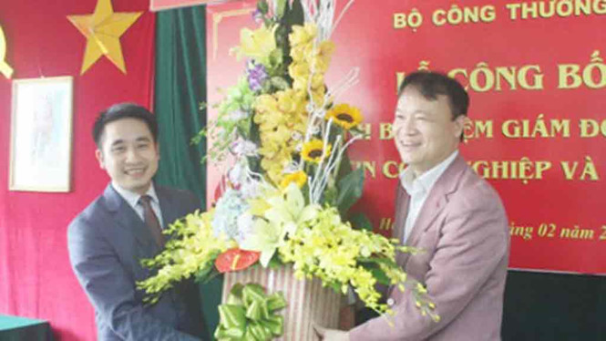 Ông Vũ Hồng Sơn (bên trái) khi nhận quyết định bổ nhiệm Giám đốc Trung tâm Thông tin của Bộ Công thương. Ảnh: Moit.gov.vn