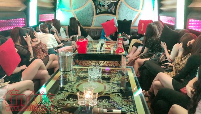 Nhiều tiếp viên “chân dài” trong phòng hát karaoke của khách sạn du lịch Sài Gòn Star.