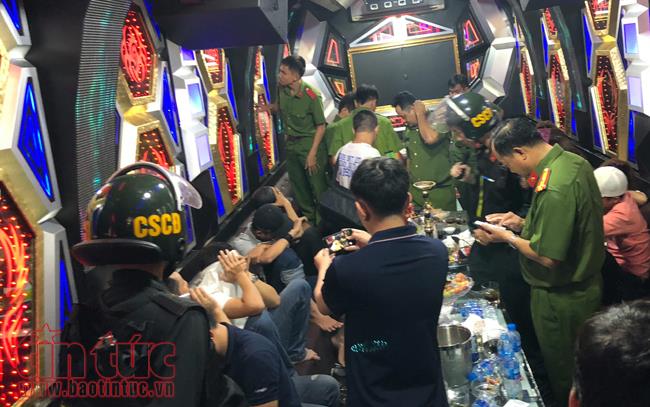 Đoàn kiểm tra liên ngành kiểm tra bên trong các phòng hát karaoke.