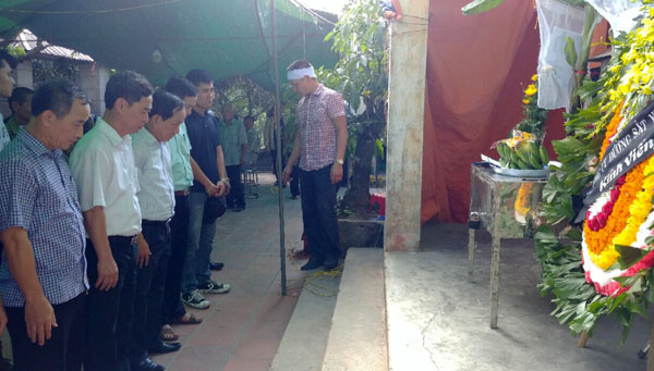 Đại diện Tổng Công ty Đường sắt Việt Nam viếng anh Nguyễn Xuân Đệ.