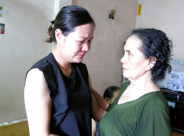 Hàng xóm chia sẻ nỗi đau mất mát với vợ anh Hùng, chị Yến (áo đen)