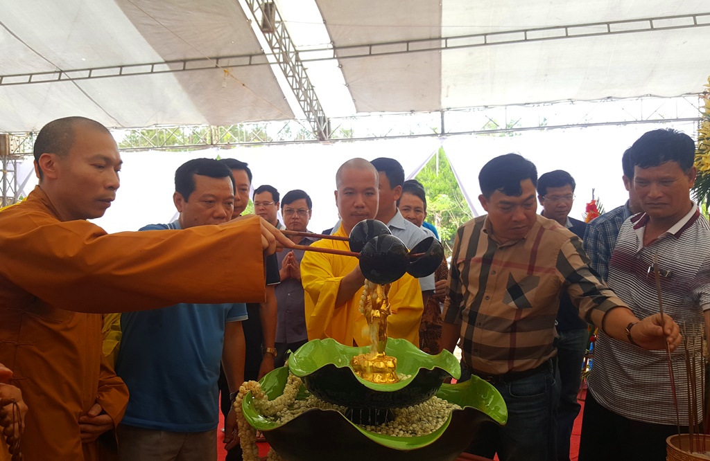 Nghi lễ tắm Phật tại Đại lễ Phật đản chùa Động Linh