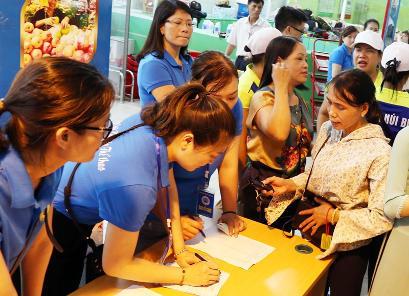Cán bộ Công đoàn hướng dẫn cho đoàn viên cách thức tham gia và mua các mặt hàng giảm giá sâu tại Siêu thị Big C Hạ Long.