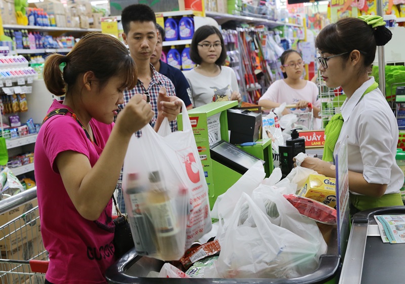 Các đoàn viên thanh toán tại quầy sau khi lựa chọn sản phẩm, mỗi mặt hàng hàng sẽ giảm từ 10% - 44%.