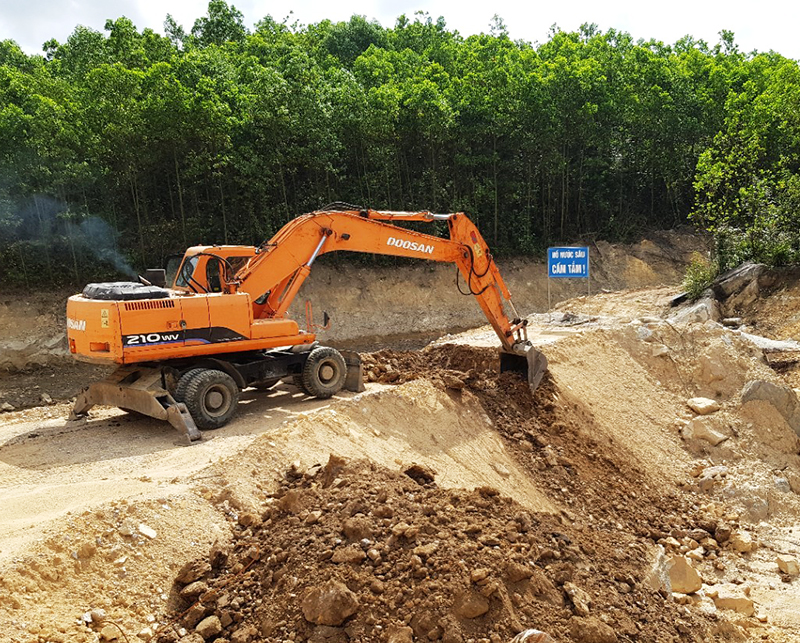 Lực lượng chức năng TP Uông Bí phá dỡ 1 đập đất xây dựng trái phép trên dòng chảy của thác Lựng Xanh.
