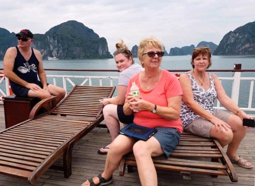 Bà Lynne Ryan- du khách người Úc (ngồi ngoài cùng bên phải) cùng các bạn trên tàu Hoàng Phương HP4686 thăm quan vịnh Hạ Long.
