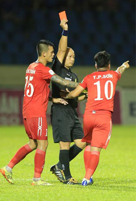 Phi Sơn phải nhận thẻ đỏ vì phản ứng sau khi không được công nhận bàn thắng. Ảnh: Báo Bóng Đá