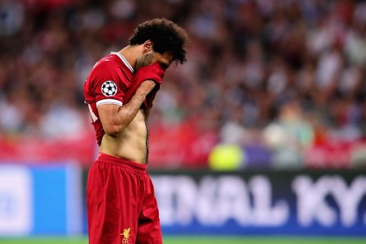  Salah rời sân trong những giọt nước mắt.