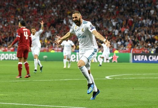 Benzema vui mừng sau bàn mở tỉ số.