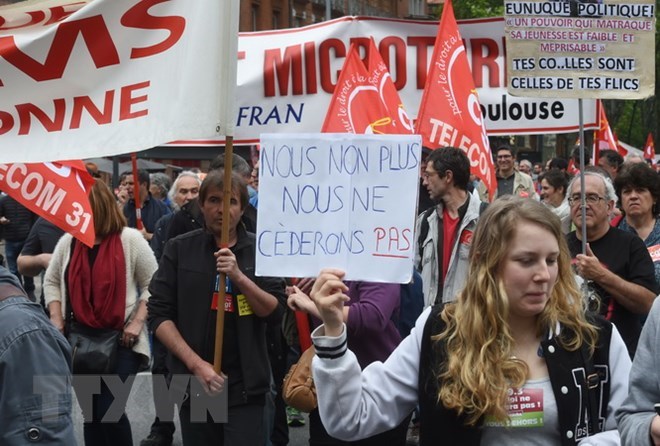Người dân Pháp tham gia biểu tình phản đối dự luật cải cách lao động tại Toulouse. (Nguồn: AFP/TTXVN)