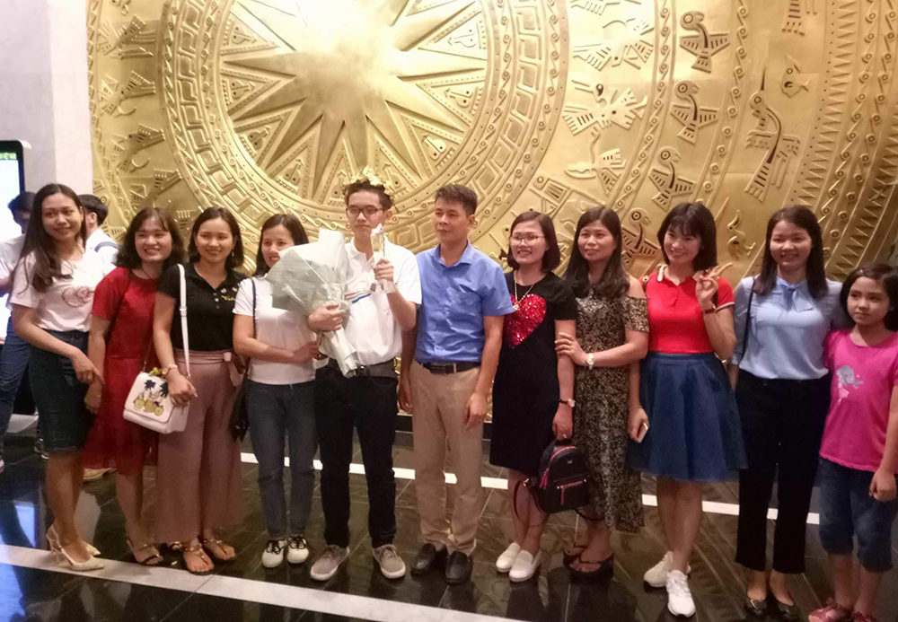 Hoàng Cường chụp ảnh lưu niệm với người thân, thầy cô