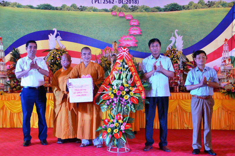 Lãnh đạo TP Móng Cái tặng hoa