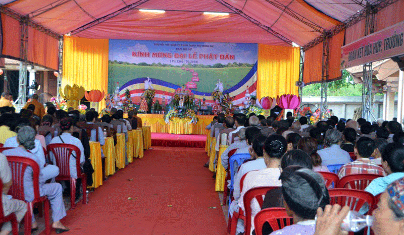 Đông đảo tăng ni, phật tử địa phương về dự Đại lễ Phật đản.