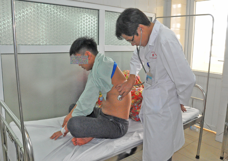 Bác sĩ Lương Xuân Kiên, Trưởng Khoa Các bệnh nhiệt đới, Bệnh viện Đa khoa tỉnh kiểm tra sức khoẻ cho bệnh nhân điều trị tại khoa