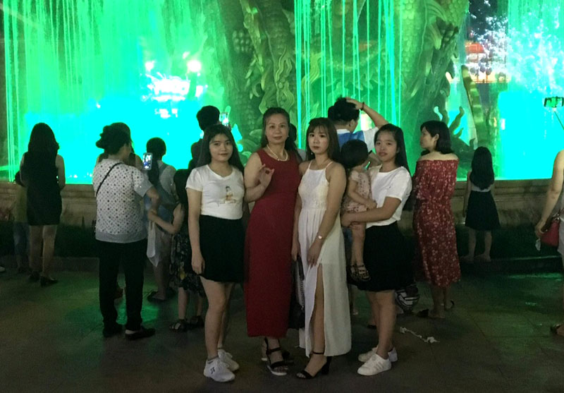Các em ở Trung tâm Bảo trợ trẻ em có hoàn cảnh đặc biệt được ăn, ở, học nghề miễn phí tại MyMy Lan Beauty Spa và được bà My Lan tổ chức đi chơi cùng vào các ngày lễ