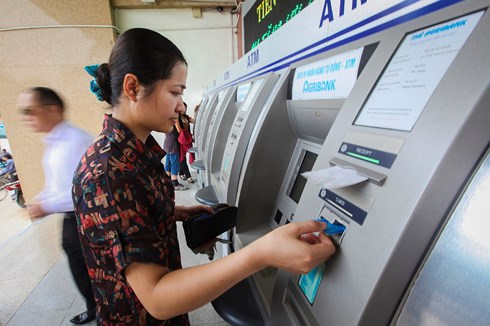 Dùng giấy tờ giả mở thẻ ATM rồi bán lại là bất hợp pháp. (Ảnh: Thúy Hằng)