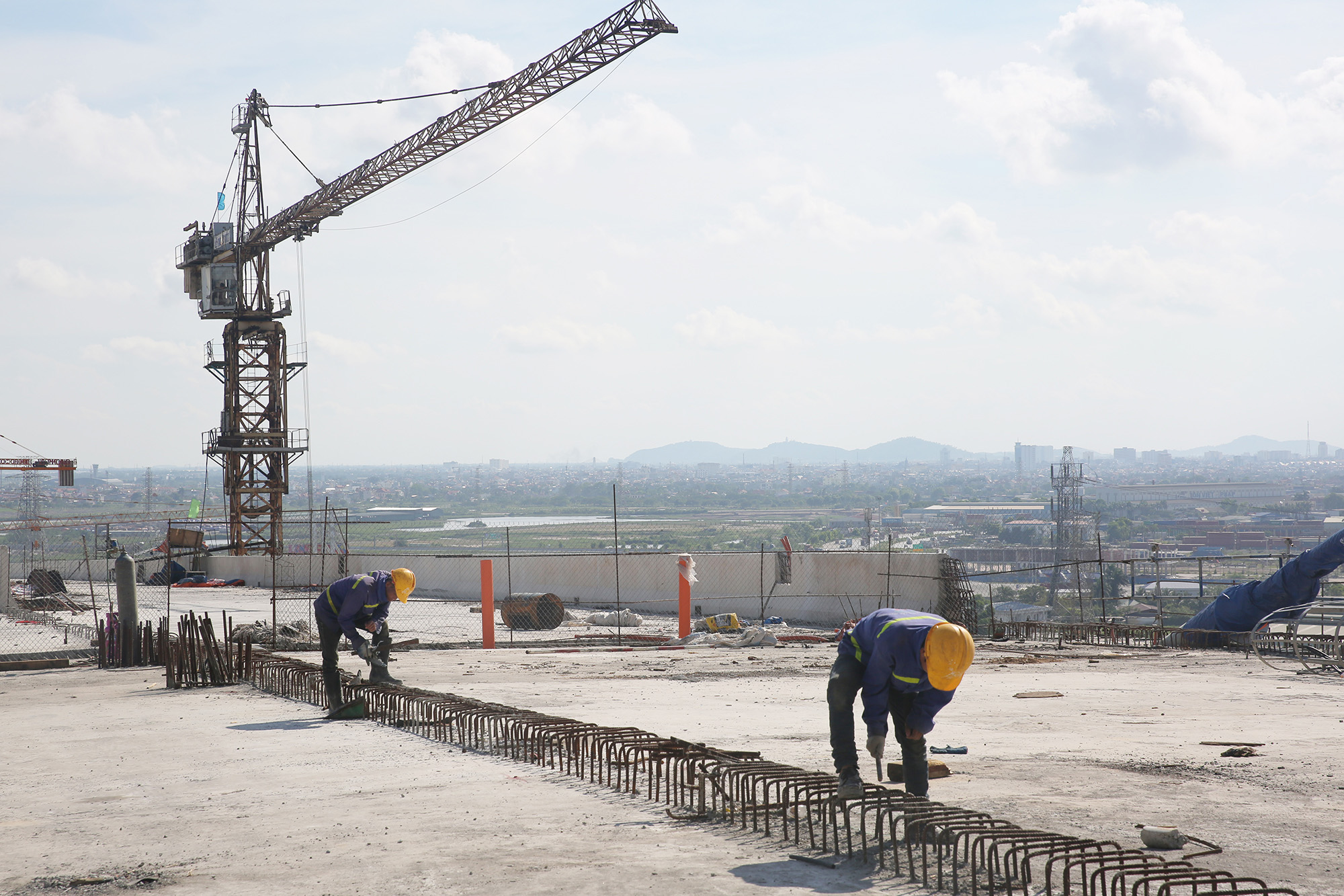 Để đảm bảo tiến độ hoàn thành trong tháng 6, hiện các gói thầu thi công đang tập trung hoàn thiện các hạng mục cuối cùng.