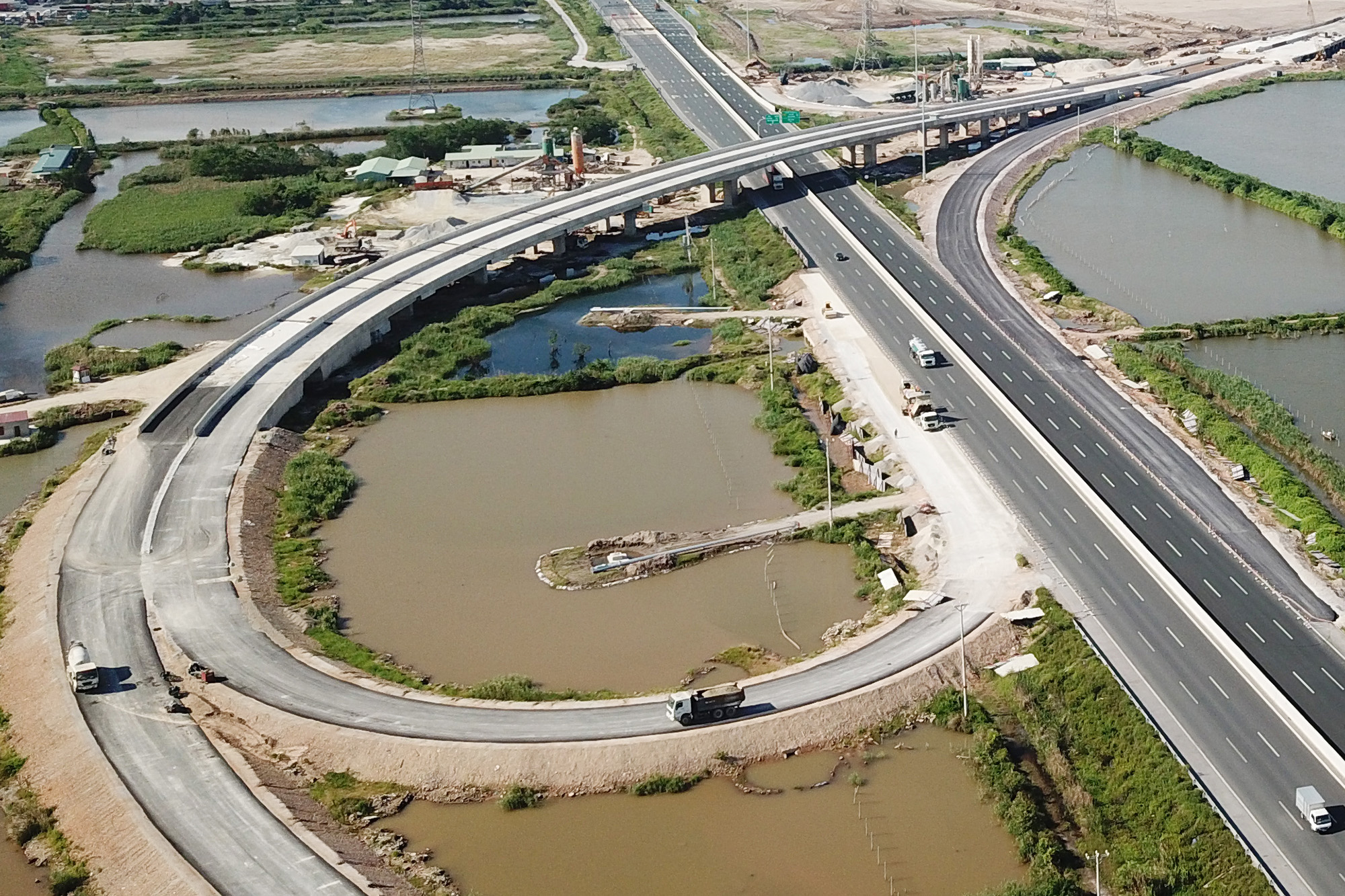 Đường dẫn và nút giao cuối tuyến nối với cao tốc Hà Nội - Hải Phòng đã cơ bản thi công xong các hạng mục chính.