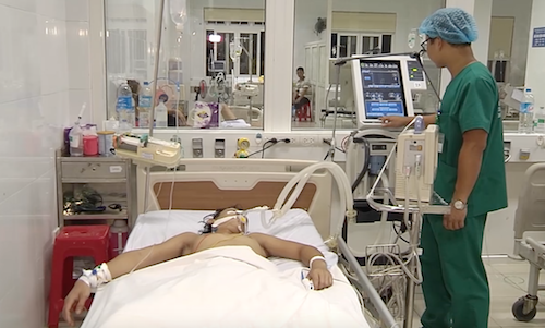 Các bệnh nhân đang được cấp cứu tại khoa hồi sức. Ảnh: Nguyễn Hải.
