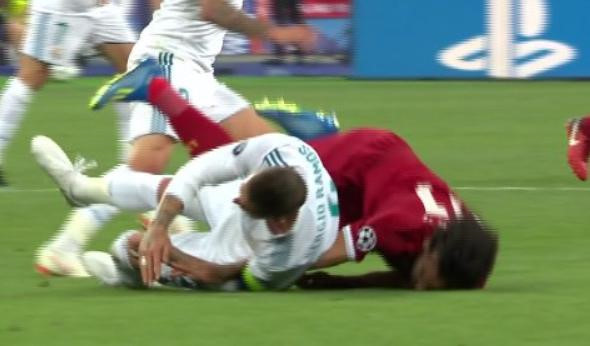 Pha bẻ vai được ví với những đòn thế trong MMA, WWE của Sergio Ramos ở phút 25 trận chung kết Champions League.