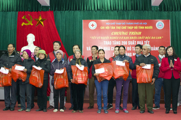Hội CTĐ tỉnh tặng quà cho các gia đình chính sách, nạn nhân chất độc da cam và hộ nghèo trên địa bàn TX Quảng Yên nhân dịp Tết Nguyên đán 2018