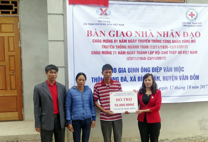 Hội Chữ thập đỏ tỉnh bàn giao nhà nhân đạo cho gia đình anh Điệp Văn Mộc, chị Trương Thị Long (xã Bình Dân, huyện Vân Đồn)