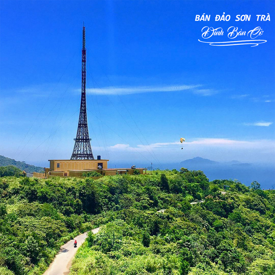 Chúng tôi men theo đường biển đi thẳng lên núi, đến đỉnh Bàn Cờ với một bên là biển xanh nắng vàng, một bên là hoa lá, chim muông. Tới nơi, tôi thỏa sức ngắm nhìn cảnh vật xung quanh, bao nhiêu mệt nhọc tan biến trong không gian xanh ngát, gió thổi êm dịu. Ảnh: Instagram.