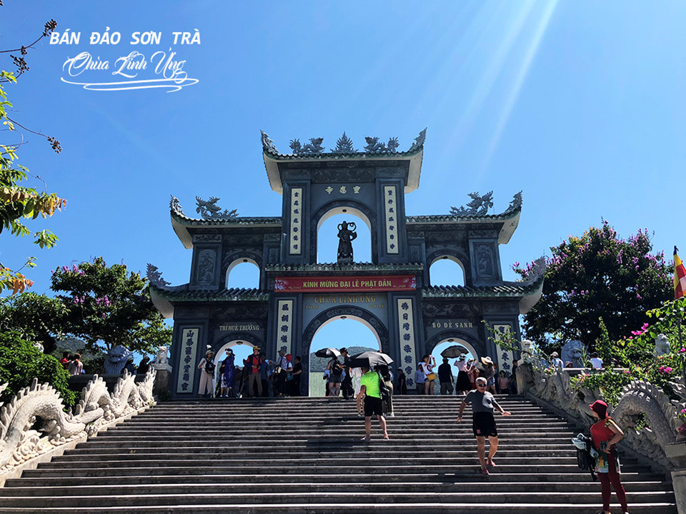 Tiếp theo, tôi tham quan cây đa ngàn năm và chùa Linh Ứng, nhưng ấn tượng với tôi nhất vẫn là cung đường chạy xe dọc bờ biển. Ảnh: Hoàng Yến.