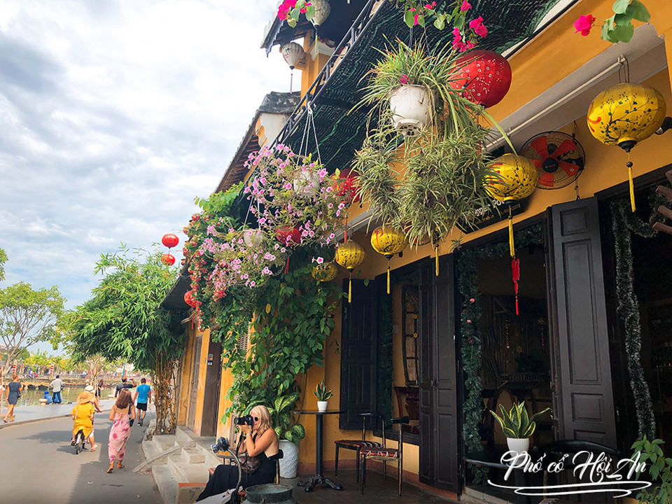 Phố cổ Hội An: Buổi sáng ngày tham quan Hội An, chúng tôi đạp xe lòng vòng quanh phố cổ. Vào ban ngày, các con phố vắng người hơn. Với chút nắng nhẹ, gió thổi mát rượi và không khí trong lành, tôi thực sự “phiêu” trong không gian hoài niệm đầy chất tình này. Ảnh: Hoàng Yến.