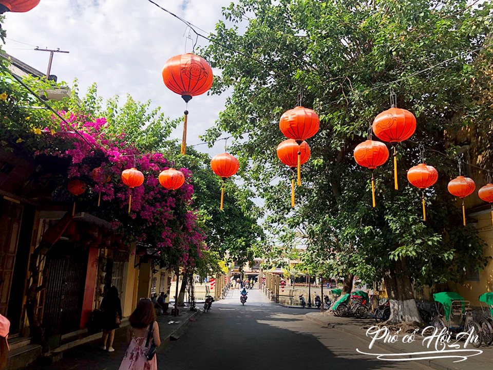 Sau đó, cả nhóm ghé ăn đậu hũ nóng. Đậu hũ ở đây nước đường rất đặc, nhưng rất thơm và ngon. Tìm địa điểm kế tiếp để trải nghiệm, tôi lướt web và tình cờ xem một video siêu ảo diệu của show diễn “Ký ức Hội An” với mức giá 500.000 đồng/vé. Tôi cùng đám bạn quyết định “liều mạng xả tiền” đi xem. Vào khu vực ổn định chỗ ngồi, tôi quan sát thấy có vẻ khá đông người, sau đó, tôi được biết có khoảng hơn 3000 chỗ ngồi và 50% là người nước ngoài. Ảnh: Hoàng Yến.