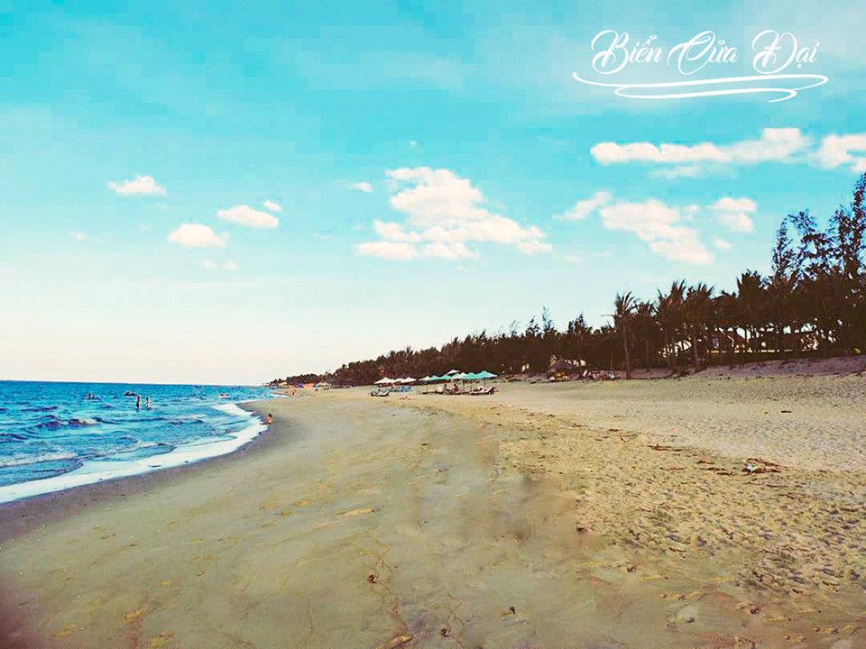 Biển Cửa Đại: Tôi đến Cửa Đại vào một ngày biển đã được cát bồi lại. Vốn chẳng thích biển bằng núi rừng, nhưng không gian ở đây đã khiến tôi phải thay đổi suy nghĩ. Cát ở đây rất mịn. Biển không hẳn giống như trên hình sống ảo của các chị em, nhưng đúng kiểu sạch và xanh mát. Ngoài ra, đồ ăn ở đây khá ngon và giá ổn. Với tôi, trải nghiệm như vậy là đủ. Ảnh: Thúy Duy.