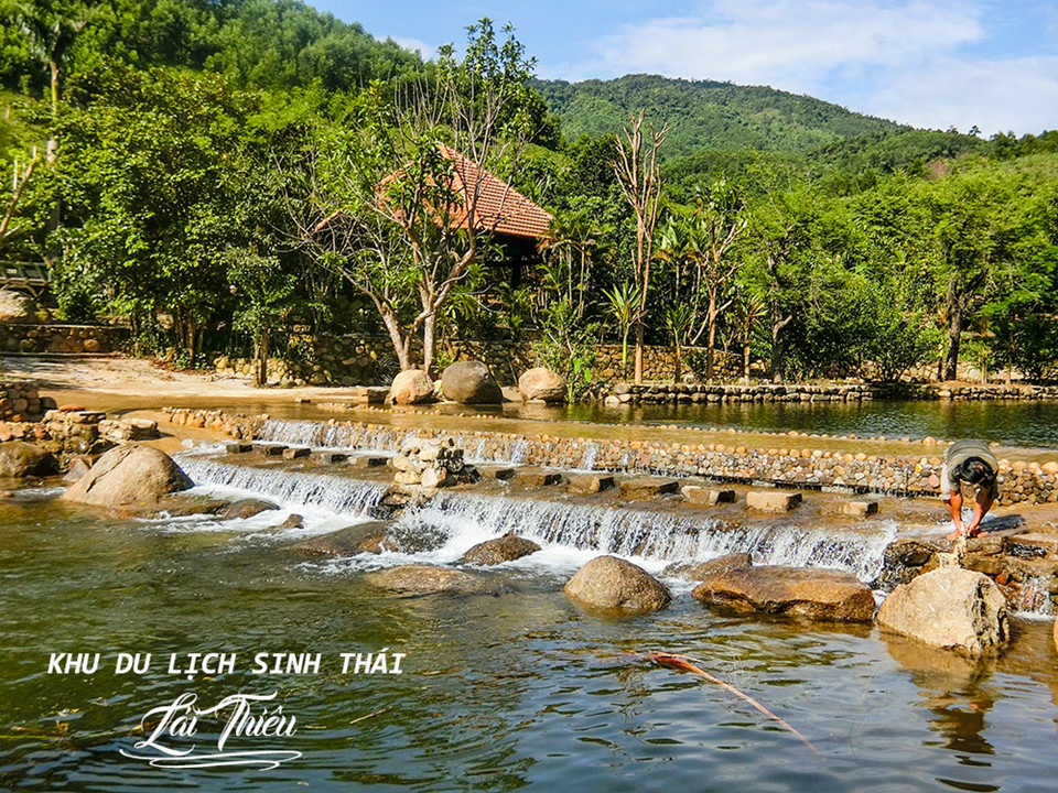 Khu du lịch sinh thái Lái Thiêu: Khu sinh thái Lái Thiêu nằm tại thôn Phú Túc, xã Hòa Phú, huyện Hòa Vang, TP Đà Nẵng. Nơi đây có thác nước đẹp, cảnh thiên nhiên độc đáo cùng đa dạng dịch vụ tiện lợi. Cảm giác nằm giữa dòng chảy, hòa vào làn nước trong xanh và tận hưởng cảm giác mát lạnh sau quãng đường gian nan tới đây thật thú vị. Bên cạnh đó, nếu đến đây, bạn cũng đừng bỏ qua những trò chơi dưới nước và cảm giác mạnh như đu dây văng, chèo thuyền thúng, đạp vịt… Tận hưởng làn nước sạch và mát nơi đây, tôi cảm giác như xả hết bao nhiêu stress ở Sài Thành bộn bề. Ảnh: Thúy Duy