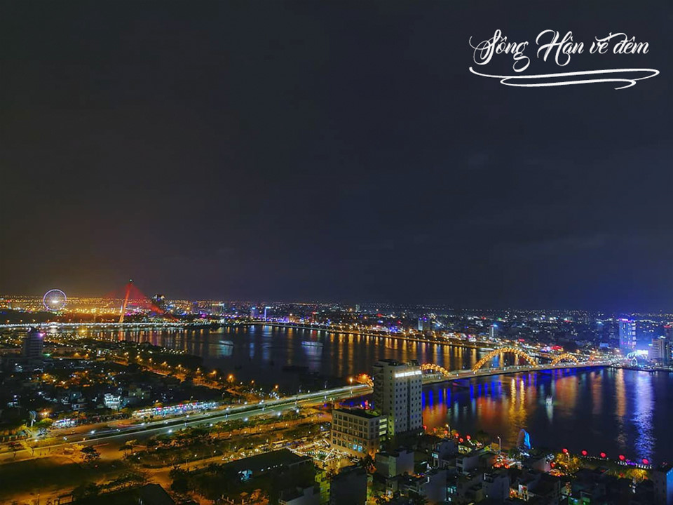 Sông Hàn về đêm: Ngày cuối trong hành trình, tôi không thể bỏ qua sông Hàn - biểu tượng của thành phố với những cây cầu này. Ra sông Hàn vào buổi tối, tôi ngồi ngắm thành phố và hóng gió. Tôi cũng không quên mua vài món ăn đặc biệt ngon như bánh bèo, mì quảng, cao lầu để vừa thưởng thức vừa ngắm cảnh. Nếu không "nhóp nhép" nhai liên hồi vì đồ ăn quá ngon, chắc tôi cũng cảm giác như đang trong một bộ phim Hàn lãng mạng nào đó. Sông Hàn đẹp lắm, yên bình lắm! Để nhìn cuộc sống yên bình, nhẹ nhàng ở Đà Nẵng, bạn có thể đặt vé máy bay giá rẻ Vietjet Air từ Hà Nội và TP.HCM. Ảnh: Instagram.