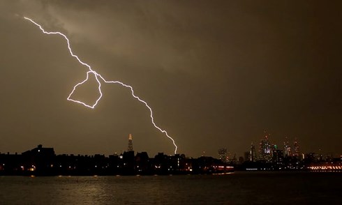 Tia sét đánh trúng hệ thống nhiên liệu của một chiêc máy bay ở sân bay Stansted. Ảnh: Reuters