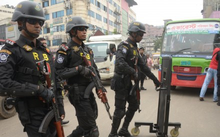Cảnh sát vũ trang Bangladesh càn quét các đối tượng ma túy tại nơi cộng cộng. Ảnh: Xinhua.