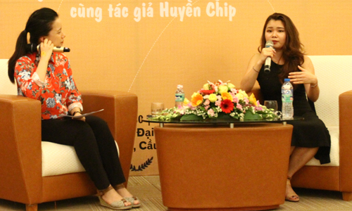 Huyền Chip (phải) tại sự kiện ra mắt sách mới đây.