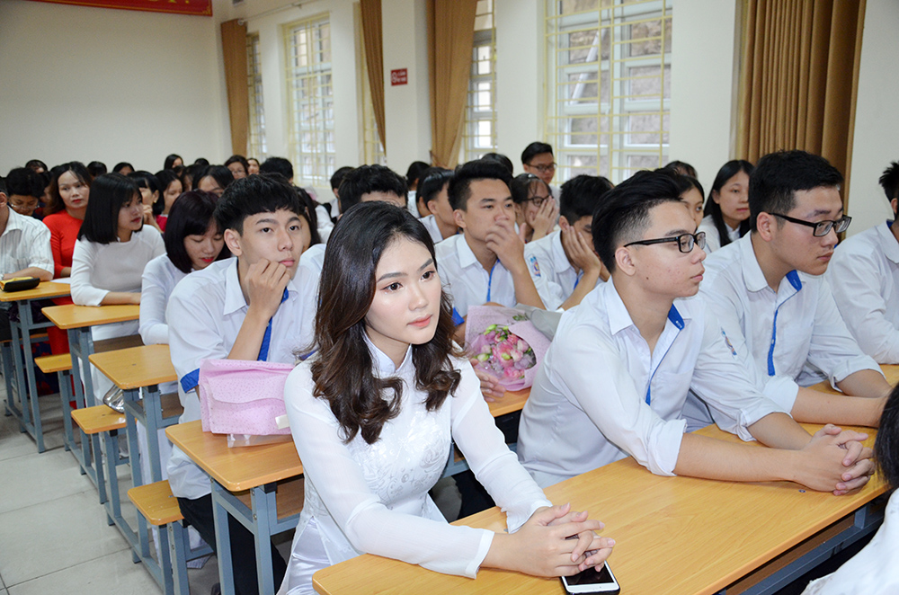 Đông đảo học sinh nhà trường dự buổi lễ