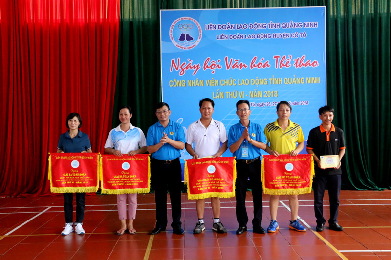 Ban Tổ chức trao các giải toàn đoàn cho các đoàn.